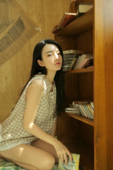 老头边吃奶边弄进去呻吟